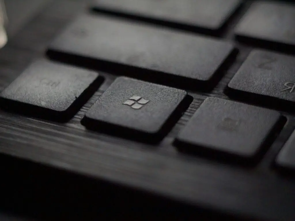 Linux vs. Windows: A Comprehensive Look at the Pros and Cons 2 Analyzing Windows OS